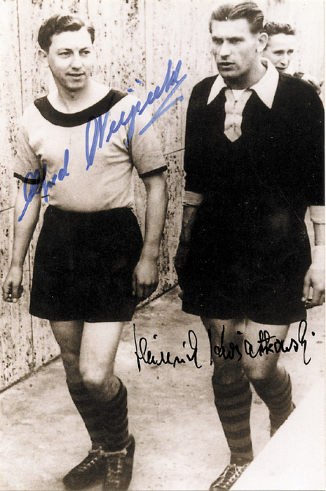 Kwiatkowski/Niepelko  | S/W-Reprofoto mit Original - Signaturen der Legenden von Borussia Dortmund und zweifachen Deutschen Meister 1956 + 1957 Heinz Kwiatkowski (1926-2008; Weltmeiste1954) und Alfred Niepieklo (1927-2014), 15x10 cm.