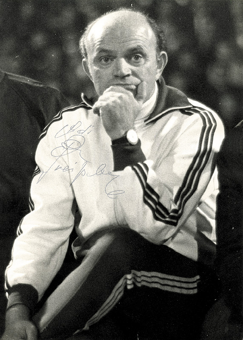 (1921-2003)  S/W--Pressefoto (Schirner) mit Originalsignatur von Adi Preißler (2 A-LS 1951; Borussia Dortmund). 21,5x15 cm.