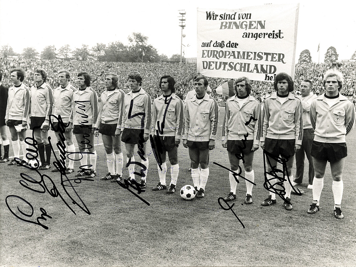 Sorry, no english description is available. ... Autograph European Champion 1972 Germany -  Condition: A.....Signaturen von Maier, Schwarzenbeck, Heynckes, Wimmer, Gerd Müller, Kremers und Breitner.
