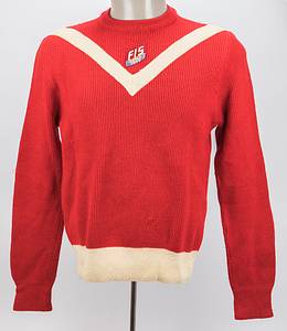 Sammlung des schweizer Bronzemedaillengewinners in der Abfahrt bei den Olympischen Spielen 1948 Ralph Olinger (1924-2006) und Teilnehmer an Alpinen Weltmeisterschaft 1950. 1) Offizieller Skipullover der schweizer Mannschaft für Ski Weltmeisterschaft 1950 in Aspen. Wurde von Olinger bei den Wettkämpfen in Aspen getragen. Rot-weiße Wolle mit aufgesetzten bestickten Logo "FIS Aspen 1950". Oben am Kragen eingesteckter Schriftzug "OLI" für Olinger. Größe ca. 50. Kleine Beschädigungen, Ziehfäden. Wappen der Schweiz wurde von olinger entfernt. 2) Startnummer mit der Nummer "9" und der Aufschrift "Sun Valley" für den Harriman Cup 1950 (Wurde 1937 bis 1965 ausgetragen. Es zählte in dieser Zeit zu den bedeutendsten und anspruchsvollsten Skirennen in den Vereinigten Staaten und war neben den stärksten nordamerikanischen Skirennläufern auch regelmäßig mit den besten Athleten aus Europa besetzt), Leinen 29x25 cm. 3) Startnummer mit der "19" für "North American Men´s Slalom Banff 1950". Leinen, 25x24 cm. 4) 16 S/W-Fotos von der FIS Ski WM 1950 mit hauptsächlich Schweizer Teilnehmern und ein Foto von den Olympischen Spielen 1948 (Olinger + Moliter), 25x20,5 bis 15x10,5 cm. - Bild 2