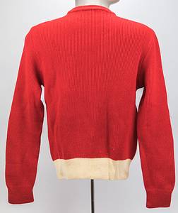 Sammlung des schweizer Bronzemedaillengewinners in der Abfahrt bei den Olympischen Spielen 1948 Ralph Olinger (1924-2006) und Teilnehmer an Alpinen Weltmeisterschaft 1950. 1) Offizieller Skipullover der schweizer Mannschaft für Ski Weltmeisterschaft 1950 in Aspen. Wurde von Olinger bei den Wettkämpfen in Aspen getragen. Rot-weiße Wolle mit aufgesetzten bestickten Logo "FIS Aspen 1950". Oben am Kragen eingesteckter Schriftzug "OLI" für Olinger. Größe ca. 50. Kleine Beschädigungen, Ziehfäden. Wappen der Schweiz wurde von olinger entfernt. 2) Startnummer mit der Nummer "9" und der Aufschrift "Sun Valley" für den Harriman Cup 1950 (Wurde 1937 bis 1965 ausgetragen. Es zählte in dieser Zeit zu den bedeutendsten und anspruchsvollsten Skirennen in den Vereinigten Staaten und war neben den stärksten nordamerikanischen Skirennläufern auch regelmäßig mit den besten Athleten aus Europa besetzt), Leinen 29x25 cm. 3) Startnummer mit der "19" für "North American Men´s Slalom Banff 1950". Leinen, 25x24 cm. 4) 16 S/W-Fotos von der FIS Ski WM 1950 mit hauptsächlich Schweizer Teilnehmern und ein Foto von den Olympischen Spielen 1948 (Olinger + Moliter), 25x20,5 bis 15x10,5 cm. - Bild 3