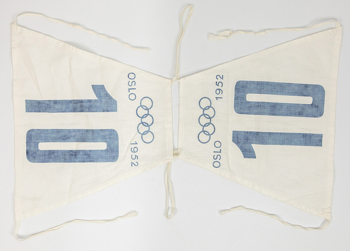 Startnummer OWS1952  | Offizielles Startnummernleibchen aus Leinen von den Olympischen Winterspielen Oslo 1952 mit der Nummer "10". 29x33 cm.