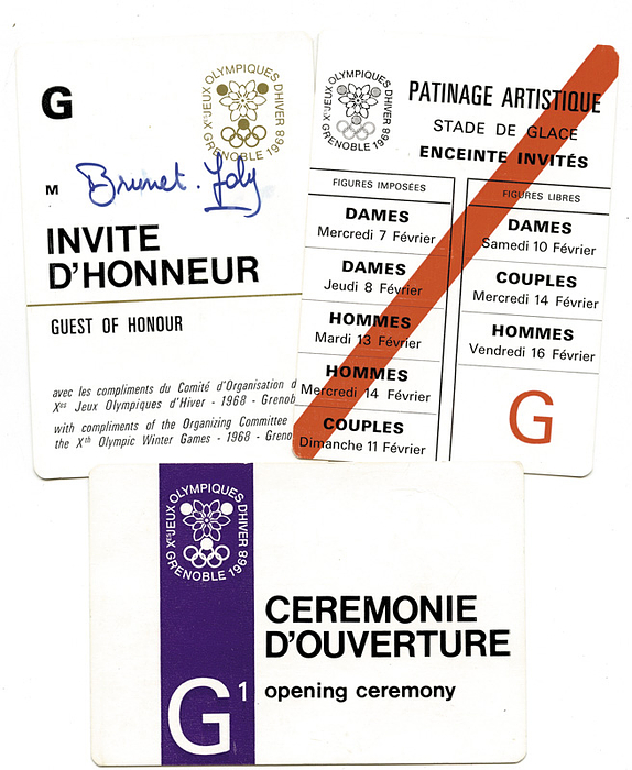 Eintrittskarte OSW1968  | Olympische Winterspiele Grenoble 1968. Zwei Ehrenkarten für die Goldmedaillengewinner im Eiskunstlaufen bei den Olympischen Spielen 1928 + 1932 Brunet/Joly. 1) Eröffnungsfeier "Ceremonie D'Ouverture", 6.2.1968. 2) Dauerkarte für Eiskunstlaufen 7.-16.2.. Dabei Außerdem eine Karte "Guest of Honour "G"". Karton Je 10,5x7,5 cm.