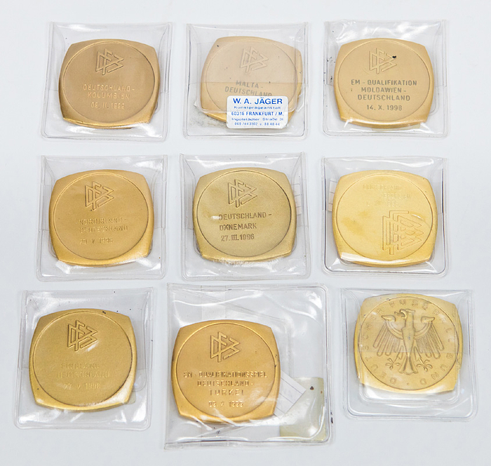 Sorry, no english description is available. ... German football Participation Medal 1995-2003 -  Condition: A.....ca. 2010 hat ein bekannter Sammler aus München diese Medaillen aus dem familiären Umfeld von Oliver Kahn erworben.