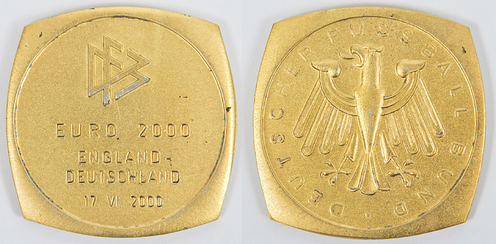 Kahn,Oliver - Länderspielmedaille Euro2000  | Offizielle Länderspielmedaillen des DFB für Oliver Kahn für die Teilnahme an dem UEFA Euro 2000 Spiel England v Deutschland am 12.6.2000. Tombak, vergoldet. 4,2x4,2 cm.