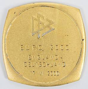UEFA Euro 2000 Medal England v Germany Kahn - Official DFB international medals for Oliver Kahn for his participation in the UEFA Euro 2000 game England v Germany on June 12, 2000. Tombak, gold plated. 4.2x4.2cm. --Around 2010, a well-known collector from Munich acquired this medal from Oliver Kahn's family circle. Condition: A - Bild 2