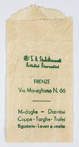 Offizielles Abzeichen für die Olympischen Winterspiele in Cortina d´Ampezzo für Namen- oder Länderschildchen. Blau emalliert mit der Aufschrift "Cortina - 1956" und den Olympischen Ringen. Messing verchromt, 6x2,3 cm. Dabei original Papierverpackung. - Bild 4