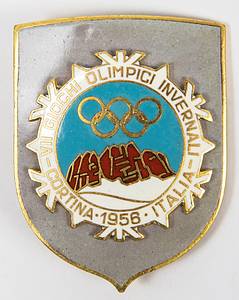 Offizielles Teilnehmerabzeichen der Olympischen Winter Spiele Cortina d`Ampezzo 1956 für Gäste des OK, vergoldete Bronze, mehrfarbig emailliert, 4,5x3,5 cm. Dabei original Verpackung aus Papier mit der Jahreszahl "1956". - Bild 2