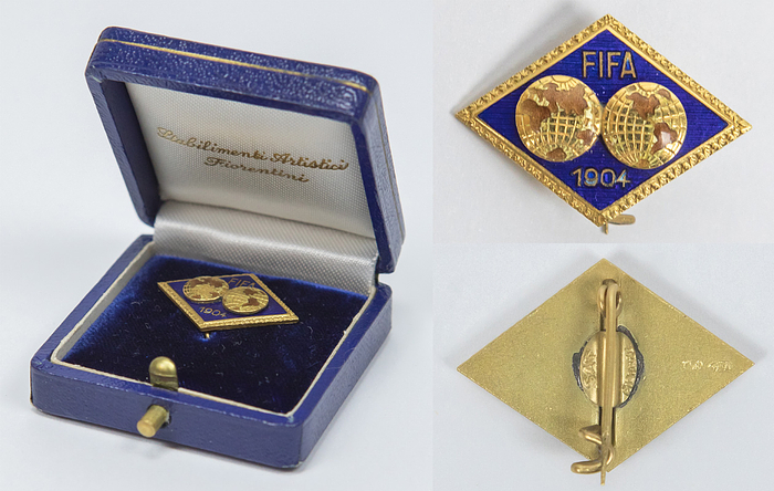 Goldenes, offizielles FIFA - Ehrenabzeichen mit Kranz. Blau emailliert. Gold (gepunzt 750er, ca. 5,5 Gramm), Hersteller "SAF, Firenze". Ca. 1960, 2,5x2 cm. In original Box.
