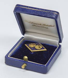 Goldenes, offizielles FIFA - Ehrenabzeichen mit Kranz. Blau emailliert. Gold (gepunzt 750er, ca. 5,5 Gramm), Hersteller "SAF, Firenze". Ca. 1960, 2,5x2 cm. In original Box. - Bild 2