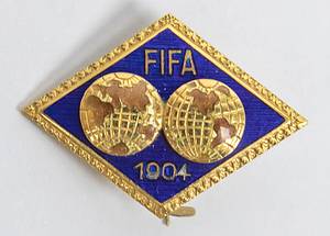 Goldenes, offizielles FIFA - Ehrenabzeichen mit Kranz. Blau emailliert. Gold (gepunzt 750er, ca. 5,5 Gramm), Hersteller "SAF, Firenze". Ca. 1960, 2,5x2 cm. In original Box. - Bild 3