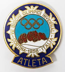 Olympische Winterspiele Cortina d´Ampezzo 1956. Offizielles Teilnehmerabzeichen mit der Aufschrift "Atleta" (Athleten). Bronze, vergoldet, farbig emailliert, 4x3,5 cm. Dabei original Verpackung aus Papier mit dem Aufdruck "Atleta". - Bild 2