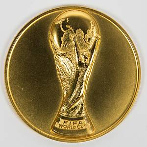 Teilnehmermedaille WM1986 Gold  | Goldene Teilnehmermedaille „Copa Mundial de la FIFA Mexico 1986“. Hersteller:  Huguenin. Gold (gepunzt 585; Gesamtgewicht 72 Gramm; Goldwert am 27.4.25 ca. 3800,. €), 5 cm. In original Etui. - Bild 2