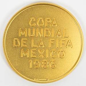 Teilnehmermedaille WM1986 Gold  | Goldene Teilnehmermedaille „Copa Mundial de la FIFA Mexico 1986“. Hersteller:  Huguenin. Gold (gepunzt 585; Gesamtgewicht 72 Gramm; Goldwert am 27.4.25 ca. 3800,. €), 5 cm. In original Etui. - Bild 3