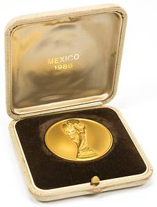 Sorry, no english description is available. ... World Cup 1986. Gold FIFA Participation medal - . Condition: A.....Diese Teilnehmermedaille in Gold wurde nur an die FIFA-Executiv Mitglieder ausgegen. Rarität!. - Bild 4