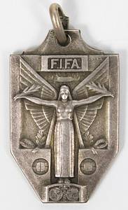 Offizielle Siegermedaille der österreichischen Mannschaft für den 3.Platz bei der 5.Fußball-Weltmeisterschaft 1954 in der Schweiz. „Championat du Monde Coupe Jules Rimet Suisse 1954" Silber, gestempelt (925er Silber, 14,35 gr.). Hersteller: "PEKA", 3,6x2,3 cm. Dabei eine Box im Stile der original Verpackungen von 1954. - Bild 2