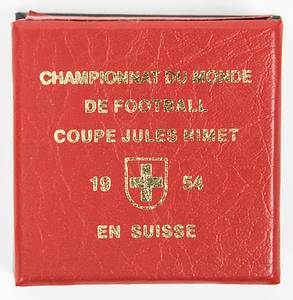 Offizielle Siegermedaille der österreichischen Mannschaft für den 3.Platz bei der 5.Fußball-Weltmeisterschaft 1954 in der Schweiz. „Championat du Monde Coupe Jules Rimet Suisse 1954" Silber, gestempelt (925er Silber, 14,35 gr.). Hersteller: "PEKA", 3,6x2,3 cm. Dabei eine Box im Stile der original Verpackungen von 1954. - Bild 4