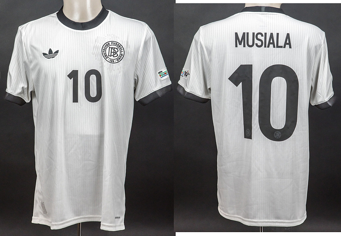 DFB - Trikot 2025  | Original match worn/ issued  Spielertrikot von Deutschland mit der Rückennummer 10. Getragen von Jamal Musiala im UEFA Nations - Legaue Halbfinale Italien v Deutschland  (1:2) am 20.03.2025 in Mailand. Sondertrikot 125 Jahre Deutscher Fußball Bund. Status:AAB. Trikot wurde nur in den beiden Spielen gegen Italien eingesetzt (20. + 23.3.25)!.
