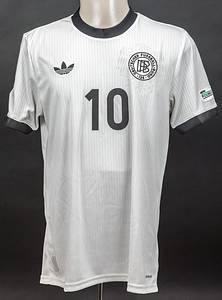2025 match worn football shirt Germany Musiala - Original match-worn/issued Germany shirt with the number 10. Worn by Jamal Musiala in the UEFA Nations League semi-final between Italy and Germany (1:2) on March 20, 2025 in Milan. This special shirt commemorates 125 years of the German Football Association. Status: AAB. This shirt was only worn in the two matches against Italy (March 20 and 23, 2025)! (probably caused by strong pulling on the shirt by an Italian player).---Short-sleeved jersey; size M; DFB special patch "125 German Football Association" (embroidered and sewn), embroidered adidas logo; rubberized player name and number (front and back); embroidered German flag in the collar; jersey with UEFA Nations League patch and UEFA Foundation for Children "10 Years" patch; adidas Aeroready. And sewn-on white adidas shield with embroidered adidas logo, DFB logo, and "Founded 28.01.1900" lettering. Jersey comes from a DFB employee.--The German Football Association is celebrating ist 125th anniversary this year and has launched a special jersey for the occasion: the DFB Anniversary Jersey 125 Years. This jersey combines the legacy of all previous Germany jerseys and is a tribute to the long history of German football. The DFB Anniversary Jersey 125 Years is characterized by a classic and understated design. The main color is cream white, combined with a black collar and black cuffs. The historical elements are particularly striking. The jersey features the Adidas Trefoil logo, reminiscent of earlier designs. The first DFB logo from 1900 has also been incorporated in a special 125th anniversary version. An embossed eagle is incorporated behind the classic crest as a symbol of German football tradition. The German flag is a subtle detail on the inside of the back collar. A museum piece! Condition: A- - Bild 2