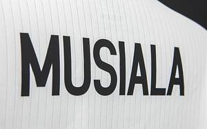 2025 match worn football shirt Germany Musiala - Original match-worn/issued Germany shirt with the number 10. Worn by Jamal Musiala in the UEFA Nations League semi-final between Italy and Germany (1:2) on March 20, 2025 in Milan. This special shirt commemorates 125 years of the German Football Association. Status: AAB. This shirt was only worn in the two matches against Italy (March 20 and 23, 2025)! (probably caused by strong pulling on the shirt by an Italian player).---Short-sleeved jersey; size M; DFB special patch "125 German Football Association" (embroidered and sewn), embroidered adidas logo; rubberized player name and number (front and back); embroidered German flag in the collar; jersey with UEFA Nations League patch and UEFA Foundation for Children "10 Years" patch; adidas Aeroready. And sewn-on white adidas shield with embroidered adidas logo, DFB logo, and "Founded 28.01.1900" lettering. Jersey comes from a DFB employee.--The German Football Association is celebrating ist 125th anniversary this year and has launched a special jersey for the occasion: the DFB Anniversary Jersey 125 Years. This jersey combines the legacy of all previous Germany jerseys and is a tribute to the long history of German football. The DFB Anniversary Jersey 125 Years is characterized by a classic and understated design. The main color is cream white, combined with a black collar and black cuffs. The historical elements are particularly striking. The jersey features the Adidas Trefoil logo, reminiscent of earlier designs. The first DFB logo from 1900 has also been incorporated in a special 125th anniversary version. An embossed eagle is incorporated behind the classic crest as a symbol of German football tradition. The German flag is a subtle detail on the inside of the back collar. A museum piece! Condition: A- - Bild 4