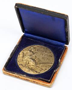 Olympic Games Berlin 1936 Gold Winner medal - Gold winner's medal "11th Berlin Olympics 1936" by Ernst Ihbe (1913-1992; GER) for first place in the 2000 m tandem sprint with Carl Lorenz. Punched on the edge with the manufacturer's mark "B.H. Mayer, Pforzheim 990." Silver (hallmarked 990, weight: 74 grams), gold-plated, 5.5 cm in the original leather case with embossed lid. --Medal (Condition: A-B) slightly tarnished; small dents on the edge and traces of gold testing. (The medal of Carl Lorenz (1913-1993), which AGON sold around 1995, showed similar marks. Both athletes evidently believed this medal to be made of solid gold and were visibly disappointed. Both medals have dents. Note: W. Fuhr, Expert AGON.) Case heavily rubbed; gold embossing no longer present (Condition: C). The consignor received this medal directly from the estate of Ernst Ihbe approximately 25 years ago. Condition:  - Bild 4