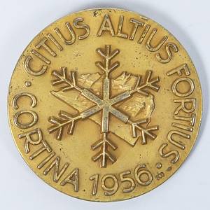 Teilnehmermedaille in Gold für Winterspiele Cortina d´Ampezzo 1956. Silber, vergoldet. Gestempelt (800er Silber, 53,7 gramm; mit Herstellerstempel), 4,5 cm. In original Lederetui mit aufgesetzten farbig emaillierten Olympischen Ringen aus Bronze (9,5x9,5x1,7 cm). Von dieser Medaille wurden nur 157 Exemplare ausgegeben!!. - Bild 2