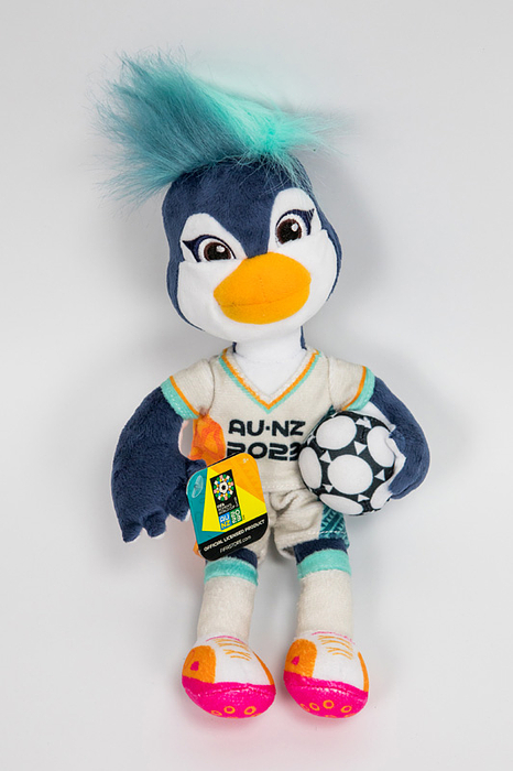 TAZUNI, offizielles Maskottchen der Fußball-Weltmeisterschaft der Frauen 2023 in Australien / Neuseeland. Plüschfigur mit Ball. Mit original Etikett. 30 cm.