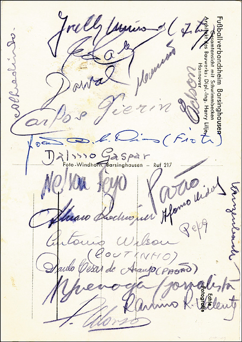 Football Pele FC Santos 1957 Autographs - B/W postcard of FC Santos from the year 1957 with approx. 18 original signatures of the players and support voucher with 13 original autographs of the players of FC Santos from the year 1960. Among others Pepe (World Cup winner 1958) and Coutinho (World Cup winner 1962). Including the original signature of football legend Pele, who has just been included in the professional squad. Signed only with "Edson". Early and very rare signature of the future world star and 3-time football world champion!, 14.5x10.5 cm --Signatures of Tite (signed Augusto Vieira; 1930-2004; 3 LS), Pepe (World Champion 1958 + 1962), Pago - Paulo César de Araújo (1934-1991; 2 LS), Coutinho - Antonio Wilson (1943-2009; World Cup 1962), Ramiro Rodrigues Valente (11 LS), Álvaro Rodríguez (1931-1991; 9LS), Lula (signed P.Alonso - coach, 1922-1972); Dorval (1935-2021; 13 LS), Dalmo Gaspar (1932-2015), as well as the signatures of the guest players of Pavao (1929-2006; 4 LS), among others. (Autographs were given face-to-face in Barsinghausen (football school of the North German Football Association). FC Santos was on a European tour. Very nice receipt with rare signatures! B/W postcard of FC Santos from the year 1957 with approx. 18 original signatures of the players and support voucher with 13 original autographs of the players of FC Santos from the year 1960. Including the original signature of football legend Pele, who has just been included in the professional squad. Differences Condition: A-