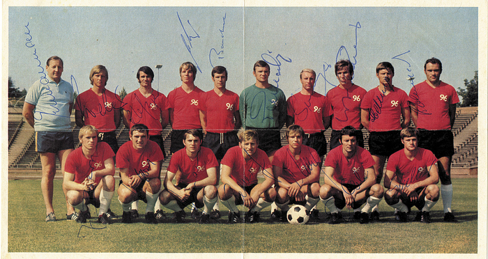 Sammelbild "OK-Kaugummi" Hannover 96 1970/71 mit 17 Originalsignaturen aller Spieler und des Trainers Johannsen, 23,5x12,5 cm. (Komplettes signiert!).