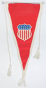 Original Spielwimpel der Eishockeymannschaft der USA für die Olympischen Winterspiele Greoble 1968. Mit dem Aufdruck "Unitd States National Hockey team 1968 Winter Olympics Grenoble France". Seidenwimpel mit weißer Seidenbordüre und drei Seidenbommeln. Edelstahlstange. Rückseite mit dem Logo der USA Olymiamannschaft, 42x20 cm (ohne Bommel). - Bild 3