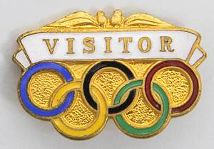 Olymic Games Melbourne 1956. Commemorative Pin - Souvenir badge from the 1956 Summer Olympics with color-enamelled Olympic rings and the inscription "Visitor." Gold-plated bronze, partially color-enamelled, manufacturer: "G.C. Luke, Melbourne," 2.5 x 1.8 cm Condition: A - Bild 2