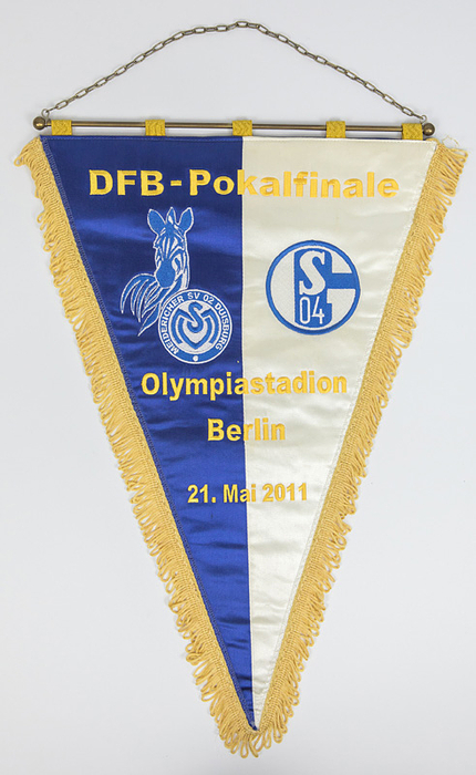 Duisburg,MSV - Wimpel  | Zweifarbiger Spielwimpel mit gesticketem Schriftzug  „DFB - Pkalfinal Olymiastadion Berlin 21.Mai 2011" mit aufgesticktem Vereinslogos vom MSV Duisburg und Schalke 04. Fahnenseide mit gelber Seidenbordüre, Goldbrokatschlaufen und Messingstange. 45x31 cm.