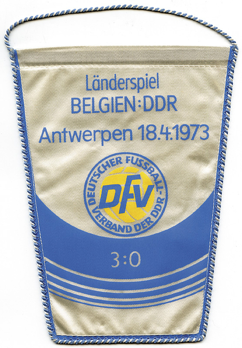 Football Match Pennant GDR v Belgium 1973 - Official match pennant of the GDR Football Association for the players of the GDR team, printed with "International Match Belgium vs. GDR. Antwerp, April 18, 1973, 3:0." Printed linen pennant with a blue and white border. 21 x 16 cm. --v Condition: A