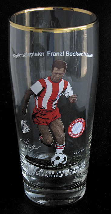 Beckenbauer,Franz-Glas  | Dekoratives, farbig bedrucktes Glas „ Nationalspieler Franzl Beckenbauer. Fußballer des Jahres 1966 1968 Spieler der Weltelf in Brasilien.". Füllmenge 0,5 l. Höhe: 17,5 cm.  Hergestellt ca. 1968.