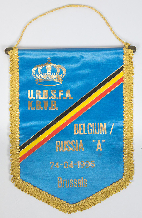 Belgien - Spielwimpel 1995  | Original Spielwimpel der belgischen Nationalmannschaft für das Freundschaftsspiel Belgien - Russland mit dem goldenen Aufdruck "Belgium / Russia "A" 24 - 04 - 1996 Brussels".  Blauer Seidenwimpel mit goldenen Seidenfransen, Seidenkordel und Kunststoffstange. 28x21 cm.