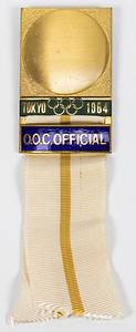 Offizielles Teilnehmerabzeichen Tokyo 1964 „O.O.C. Official“. (Olympic Organisation Comittee). Bronze, vergoldet. Schriftleiste blau emailliert. Seidenband in weiß-gelb. 14x3,8cm. In Originaletui. - Bild 2