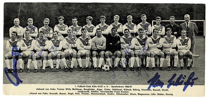 Köln,1.FC - 1966  | s/w-Magazinfoto von der Mannschaft des 1. FC Köln von 1966/67  mit 13 Originalsignaturen der Spieler. 21x9,5 cm.