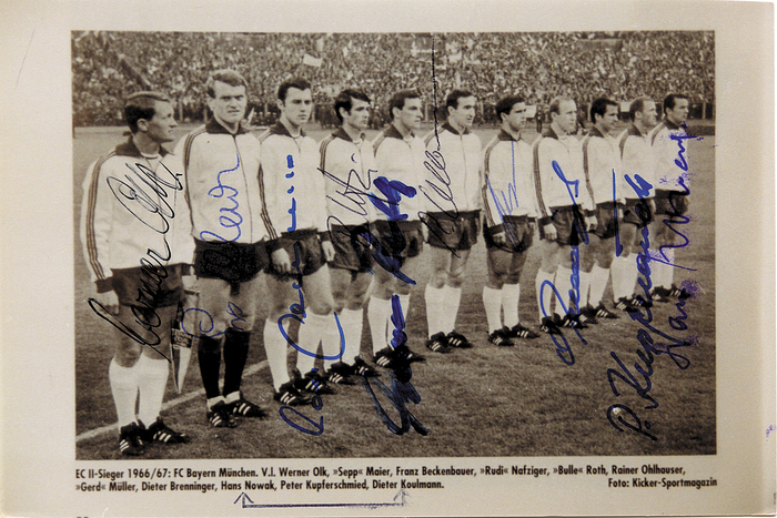FC Bayern München EC1967  | S/W-Reprofoto vom Europacup-Sieger 1967 FC Bayern München, handsigniert von 10 Spielern: Olk, Maier, Beckenbauer, Kupferschmidt, Nowak, Nafziger, Müller, Roth, Ohlhauser  und Brenninger. 13,5x10 cm.
