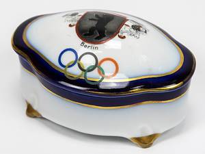 Olympic Games 1936. Commemorative Porcelain box - Porcelain box with lid. Lid with colored Olympic rings and the inscription "XI. Olympic Games 1936 Berlin" and the Berlin city coat of arms. Manufacturer: "BL". 10.5 x 7.5 x 6 cm --Pretty, decorative olympic souvenir Condition: A - Bild 2