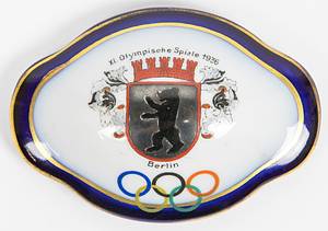 Olympic Games 1936. Commemorative Porcelain box - Porcelain box with lid. Lid with colored Olympic rings and the inscription "XI. Olympic Games 1936 Berlin" and the Berlin city coat of arms. Manufacturer: "BL". 10.5 x 7.5 x 6 cm --Pretty, decorative olympic souvenir Condition: A - Bild 3
