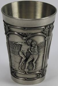 Zinnbecher (Höhe: 8,5 cm) mit Vereinswappen von Eintracht Frankfurt und den Erfolgen der Eintracht bis 1989. Hersteller: "Zinn Becker" ca. 1990. - Bild 2