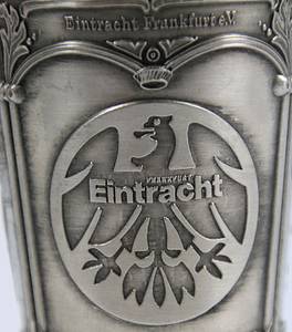 Zinnbecher (Höhe: 8,5 cm) mit Vereinswappen von Eintracht Frankfurt und den Erfolgen der Eintracht bis 1989. Hersteller: "Zinn Becker" ca. 1990. - Bild 4