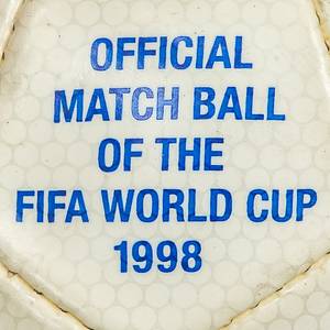 Football match Ball 1999 Bayern Munich v Eindhove - Original match ball from the Champions League match between Bayern Munich and PSV Eindhoven (2-0) on September 15, 1999 in Munich. Leather ball "Adidas Tricolore. Official Match Ball of the 1998 World Cup." With handwritten note from the referee "FCB." With play wear. Condition: AAA --The ball comes from the collection of the French referee of this match, Gilles Veissiere. Condition: A-B - Bild 3