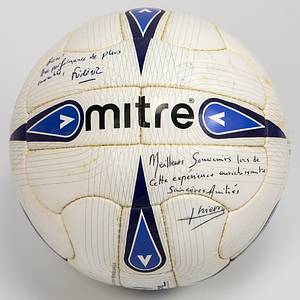 Original Spielball vom Champions League Spiel Glasgow Rangers FC v VfB Stuttgart (2:1) am 16.09.2003 in Glasgow. Lederball "Mitre SPL ISO League". Mit den original Signaturen der Assistenz - Schiedsrichter. Mit Spielspuren. Status:AAA. - Bild 2