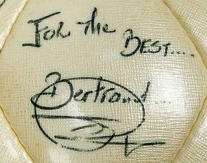 Original Spielball vom Champions League Spiel Feyennood Rotterdam v Bayern München (2:2) am 10.10.2001 in Rotterdam. Lederball "Derbystar Brillant Golden APS". Mit den original Signaturen der Assistenz - Schiedsrichter. Mit Spielspuren. Status:AAA. - Bild 5