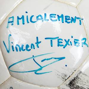 Football match Ball 2001 Germany v Albania - Original match ball from the international match between Albania and Germany (0:2) on June 6, 2001, in Tirana. A qualifying match for the 2002 FIFA World Cup. The leather ball is "Tramondi F.SH.F. 1930." Handwritten by the referee, plus original signatures by the assistant referees. With play wear. Condition: AAA --The ball comes from the collection of the French referee of this match, Gilles Veissiere. Condition: A-B - Bild 3