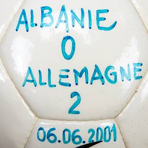 Football match Ball 2001 Germany v Albania - Original match ball from the international match between Albania and Germany (0:2) on June 6, 2001, in Tirana. A qualifying match for the 2002 FIFA World Cup. The leather ball is "Tramondi F.SH.F. 1930." Handwritten by the referee, plus original signatures by the assistant referees. With play wear. Condition: AAA --The ball comes from the collection of the French referee of this match, Gilles Veissiere. Condition: A-B - Bild 5