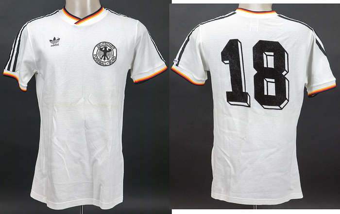 DFB - Trikot 1986 WM  | Original match issued Spielertrikot von Deutschland mit der Rückennummer 18. Getragen von Uwe Rahn (wurde nicht eingesetzt) am 25.06.1986 im Halbfinale bei der Fußball - Weltmeisterschaft 1986 gegen Frankreich. Frankreich - Deutschland 0:2. Rahn ist Vize-Weltmeister 1986. Tauschtrikot! Status:AAA --Eines der seltensten und gesuchtes deutschen WM-Trikots.