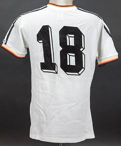 World Cup 1986 match issue football shirt Germany - Original match-issued Germany jersey with the number 18. Worn by Uwe Rahn (did not play) on June 25, 1986, in the 1986 FIFA World Cup semifinal against France. France lost 0-2 to Germany. Rahn was the 1986 World Cup runner-up. Exchange jersey! Status: AAA --One of the rarest and most sought-after German World Cup jerseys. --Short-sleeved jersey; size 7/8; sewn-on DFB logo; printed adidas logo; flocked back number; with Climalite 2000 tag on the left sleeve; adidas. A French international swapped the jersey with Rahn after the game. --minor storage wear Condition: A- - Bild 3