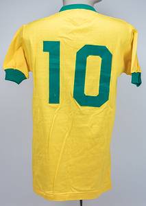original football shirt Brazil, Pele signed 1971 - Original Brazil player jersey with the number 10. With Pele's original autograph "do amigo Pele" on the front. The jersey was signed in 1971! --Short-sleeved jersey; size approx. L; embroidered federation logo, three championship stars, and back number; Athleta. Pele gave original signed Brazilian national team jerseys to good friends or on special occasions. Most of these jerseys were given away by him on the occasion of his farewell game in 1971. A very fine piece from one of the best and most popular players in football history. --From the collection of a journalist who knew Pele personally since 1957! Condition: A- - Bild 3